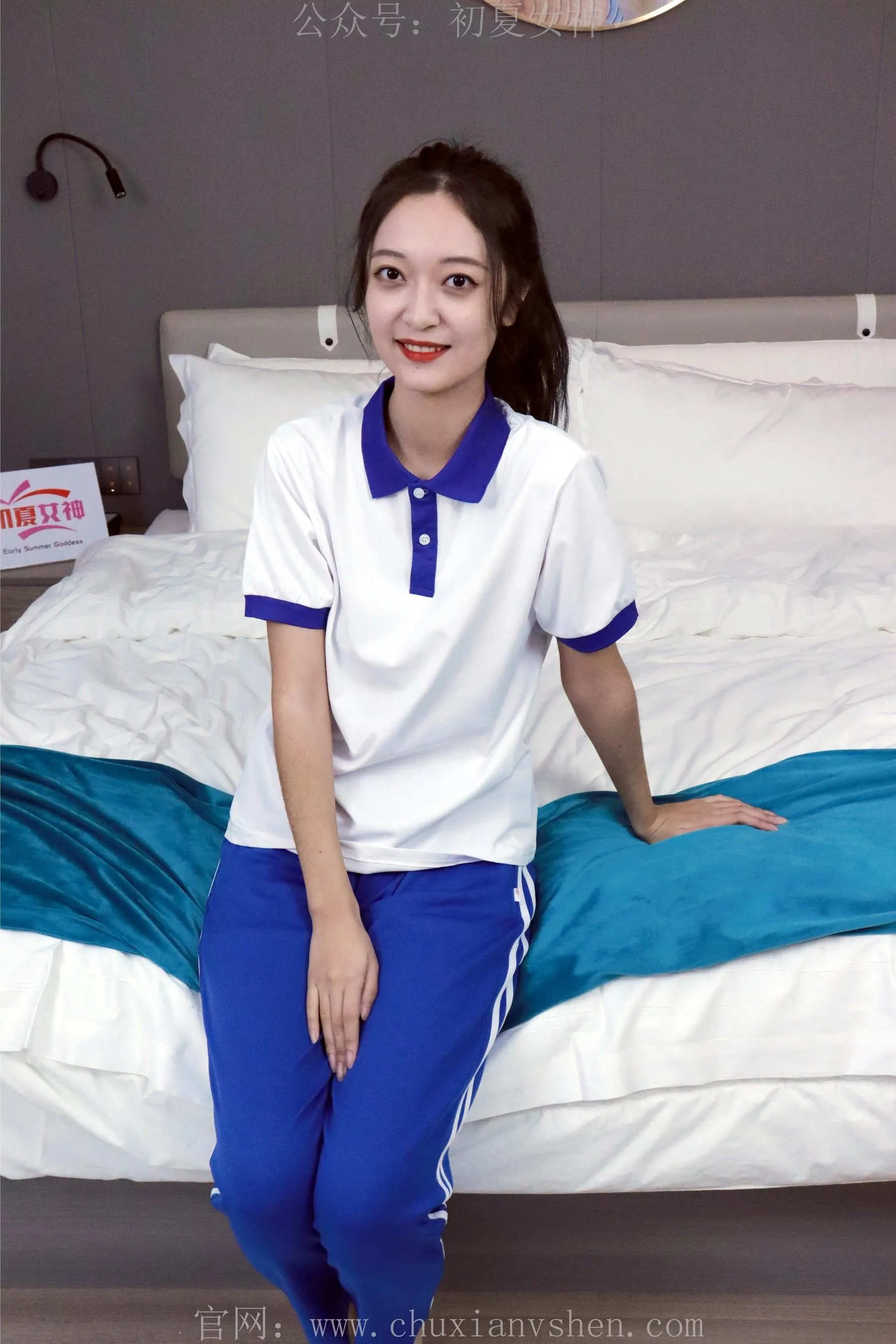 初夏女神 NO.001 依依校服搭配37码运动鞋拍摄 [126P]插图6